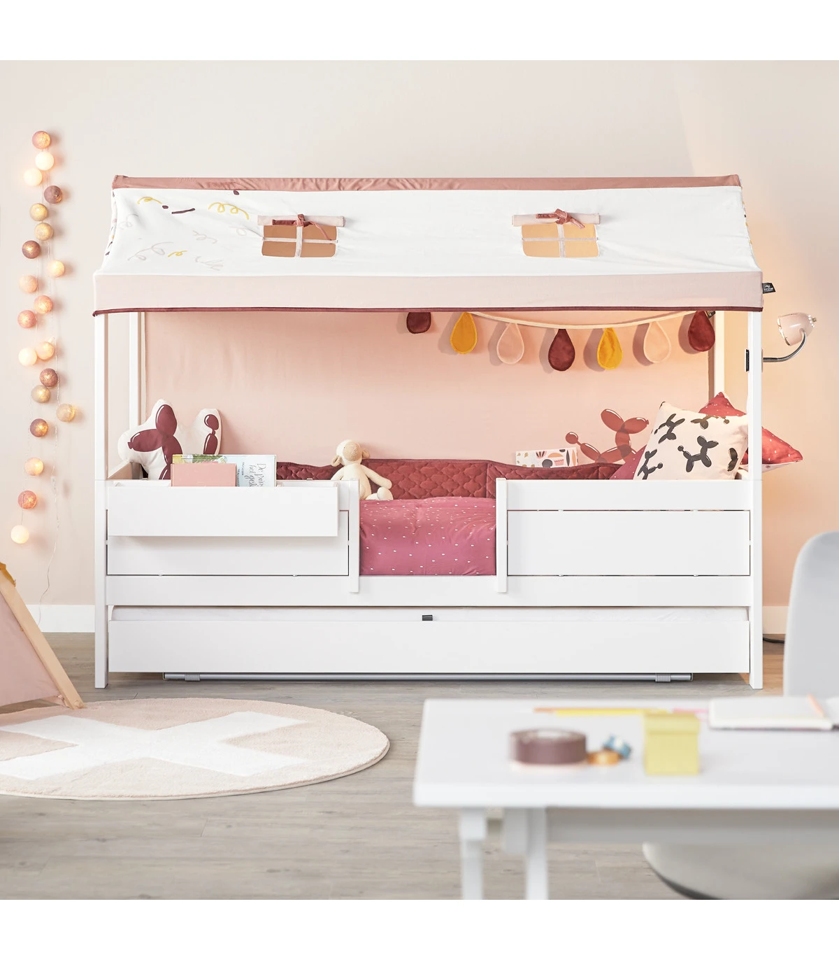 Publiciteit tiener Gaan Lifetime 4 in 1 bed with fabric roof and garland and rolling floor white